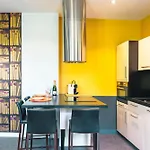 A Cote De La Place Du Pilori Appartement