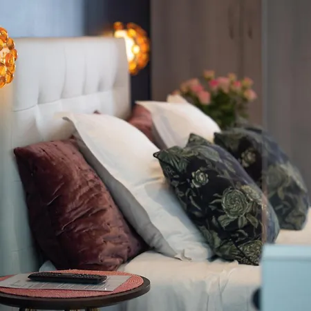 A Cote De La Place Du Pilori Appartement *