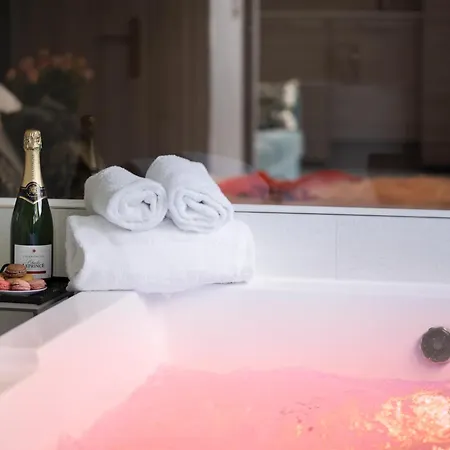 A Cote De La Place Du Pilori * Angers