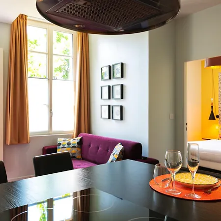 A Coté De La Place Du Pilori