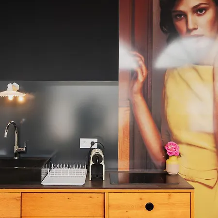 A Cote De La Place Du Pilori *