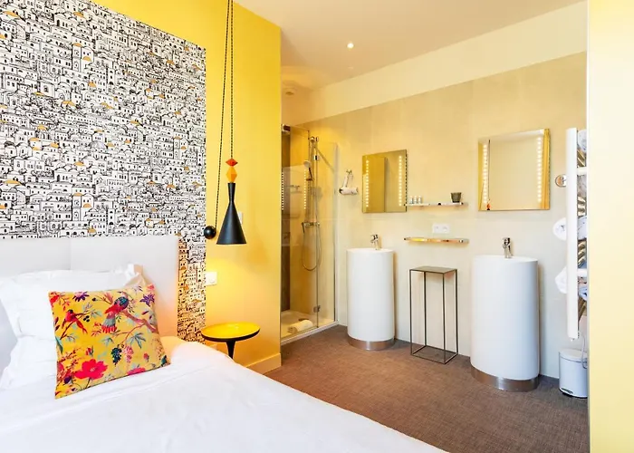 A Cote De La Place Du Pilori Appartement *