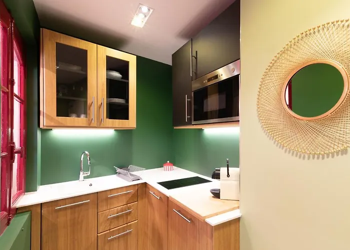 A Cote De La Place Du Pilori *