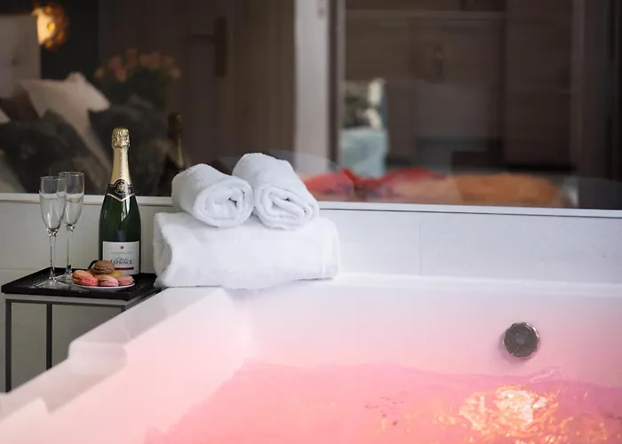 A Cote De La Place Du Pilori * Angers