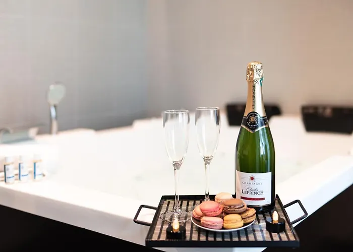 A Coté De La Place Du Pilori *