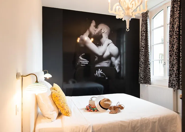 A Cote De La Place Du Pilori * 昂热