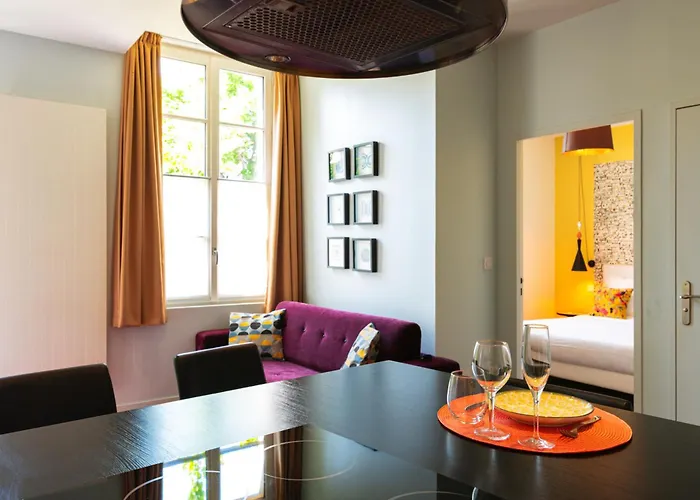 A Coté De La Place Du Pilori