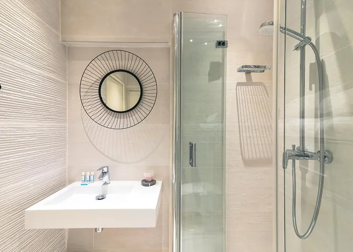 A Coté De La Place Du Pilori *