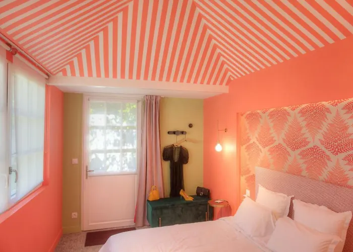 A Cote De La Place Du Pilori * 昂热